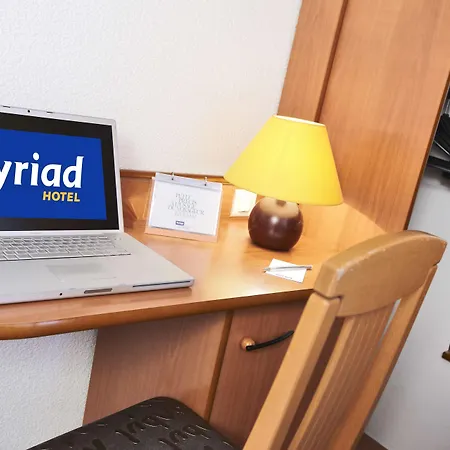 Kyriad Toulon Est Hyeres מלון