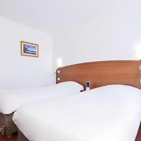 מלון Kyriad Toulon Est Hyeres 3*